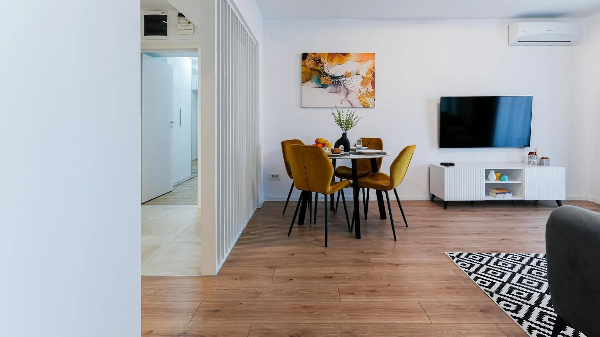 Sandra - Park-View Apt With Balcony & Parking Bucureşti
