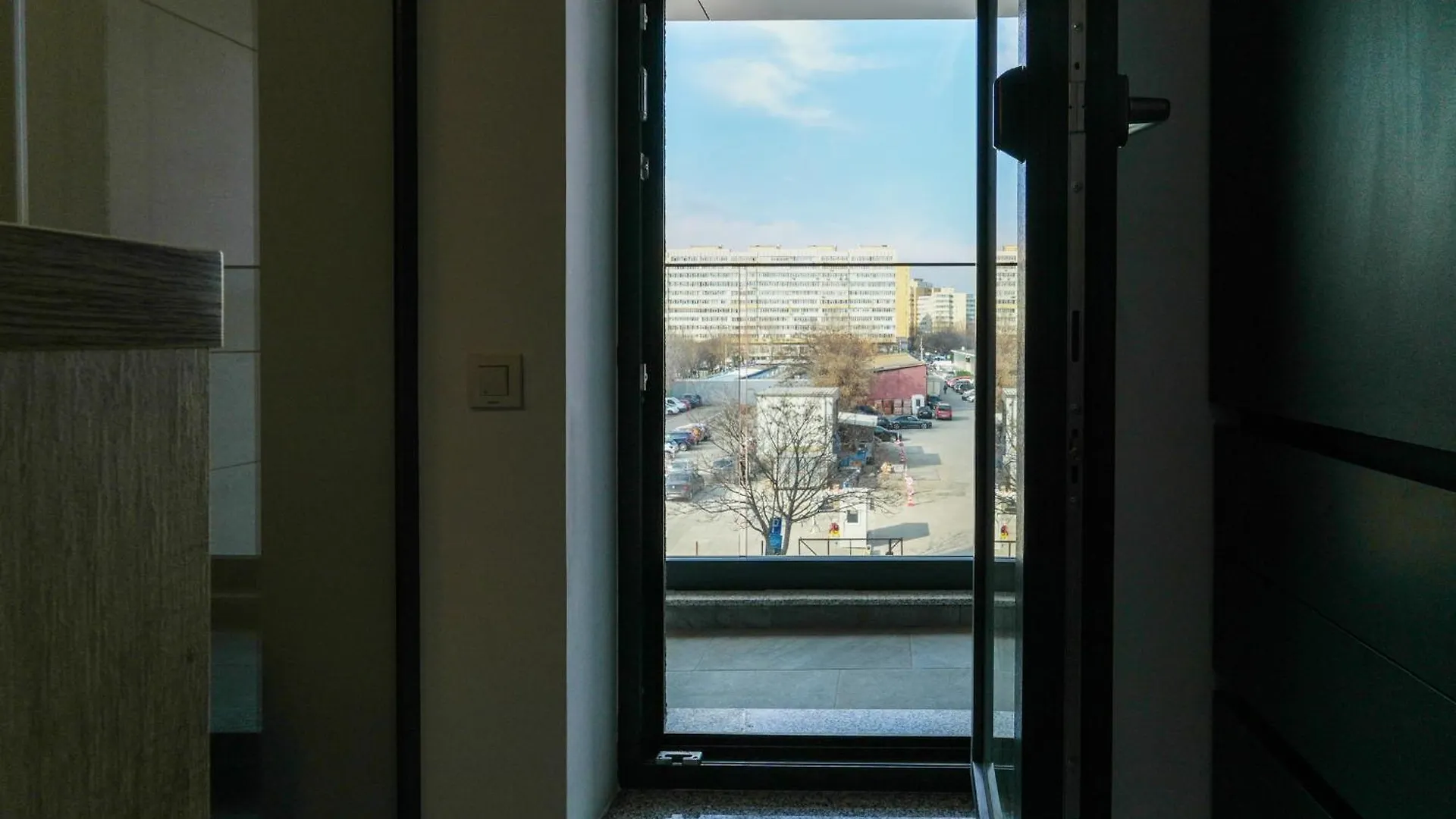 Apartament Sandra - Park-View Apt With Balcony & Parking Bucureşti