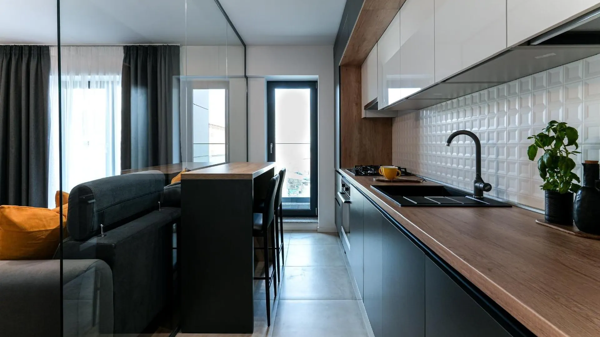 Apartament Sandra - Park-View Apt With Balcony & Parking Bucureşti