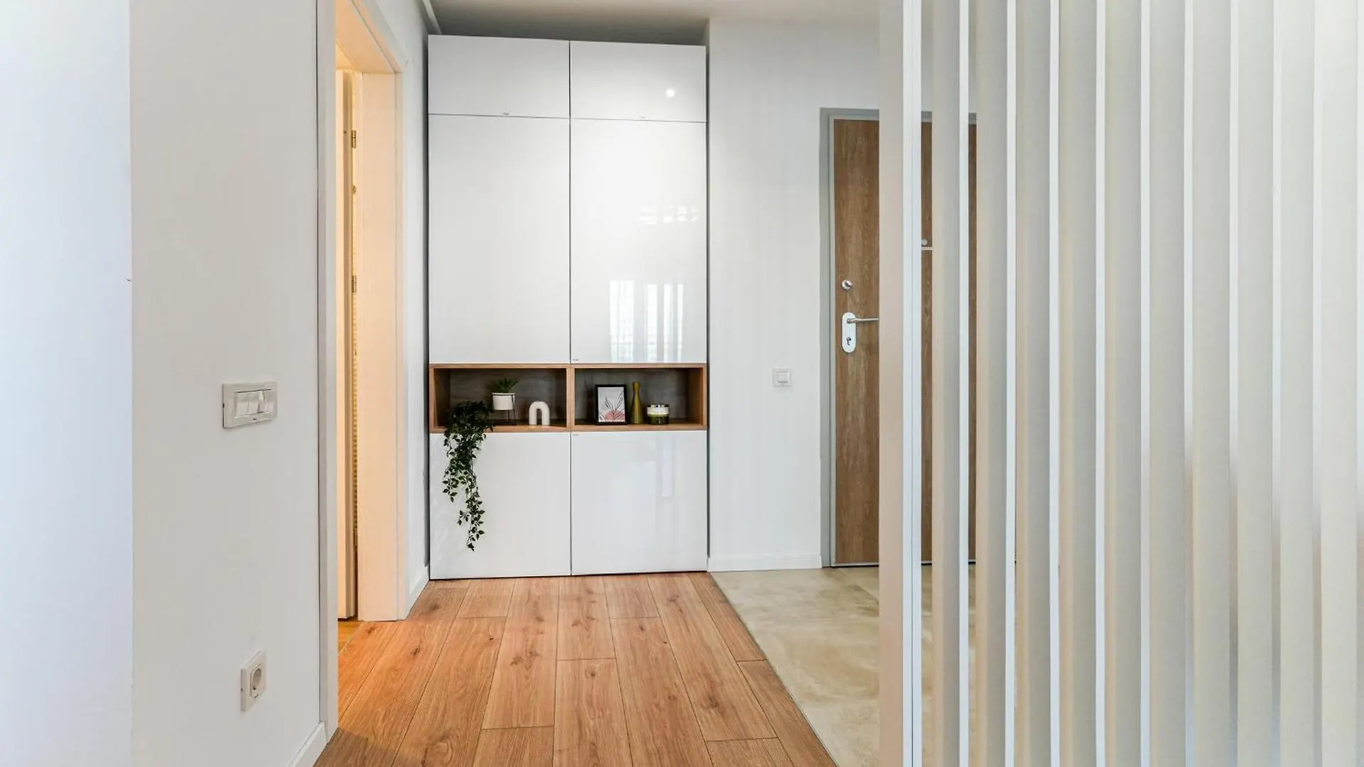Apartament Sandra - Park-View Apt With Balcony & Parking Bucureşti