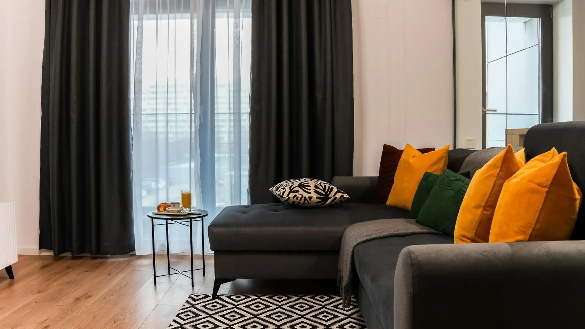 Sandra - Park-View Apt With Balcony & Parking Bucureşti 0*,