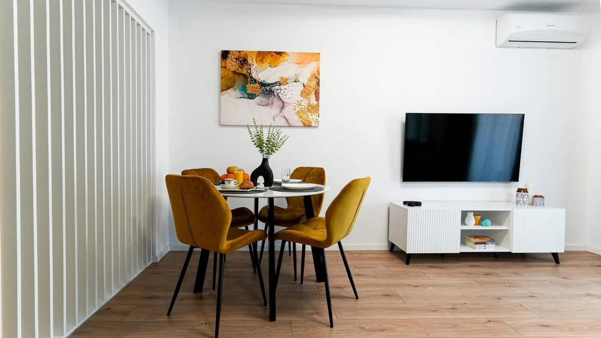 Apartament Sandra - Park-View Apt With Balcony & Parking Bucureşti