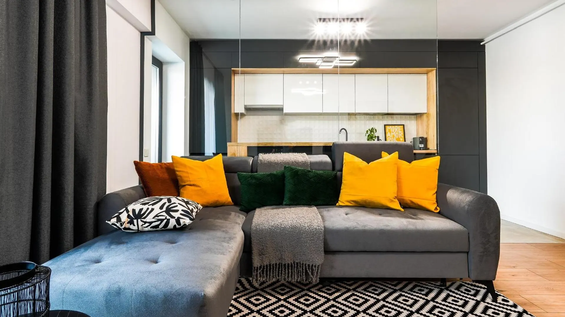 Apartament Sandra - Park-View Apt With Balcony & Parking Bucureşti
